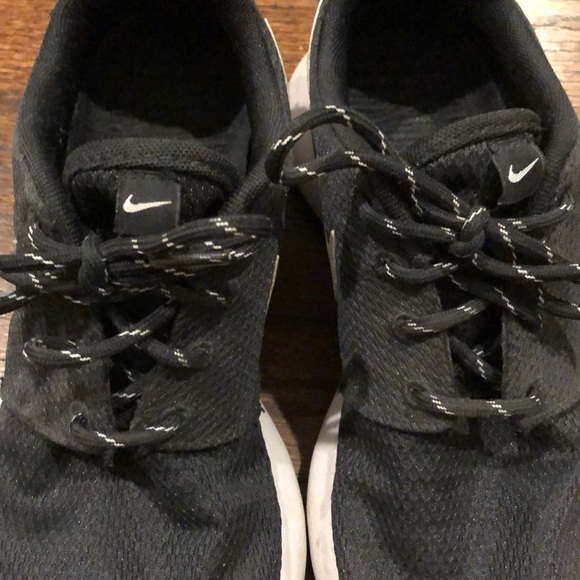 Nike black Roshe Run with silver swoosh - Picture 2 of 9